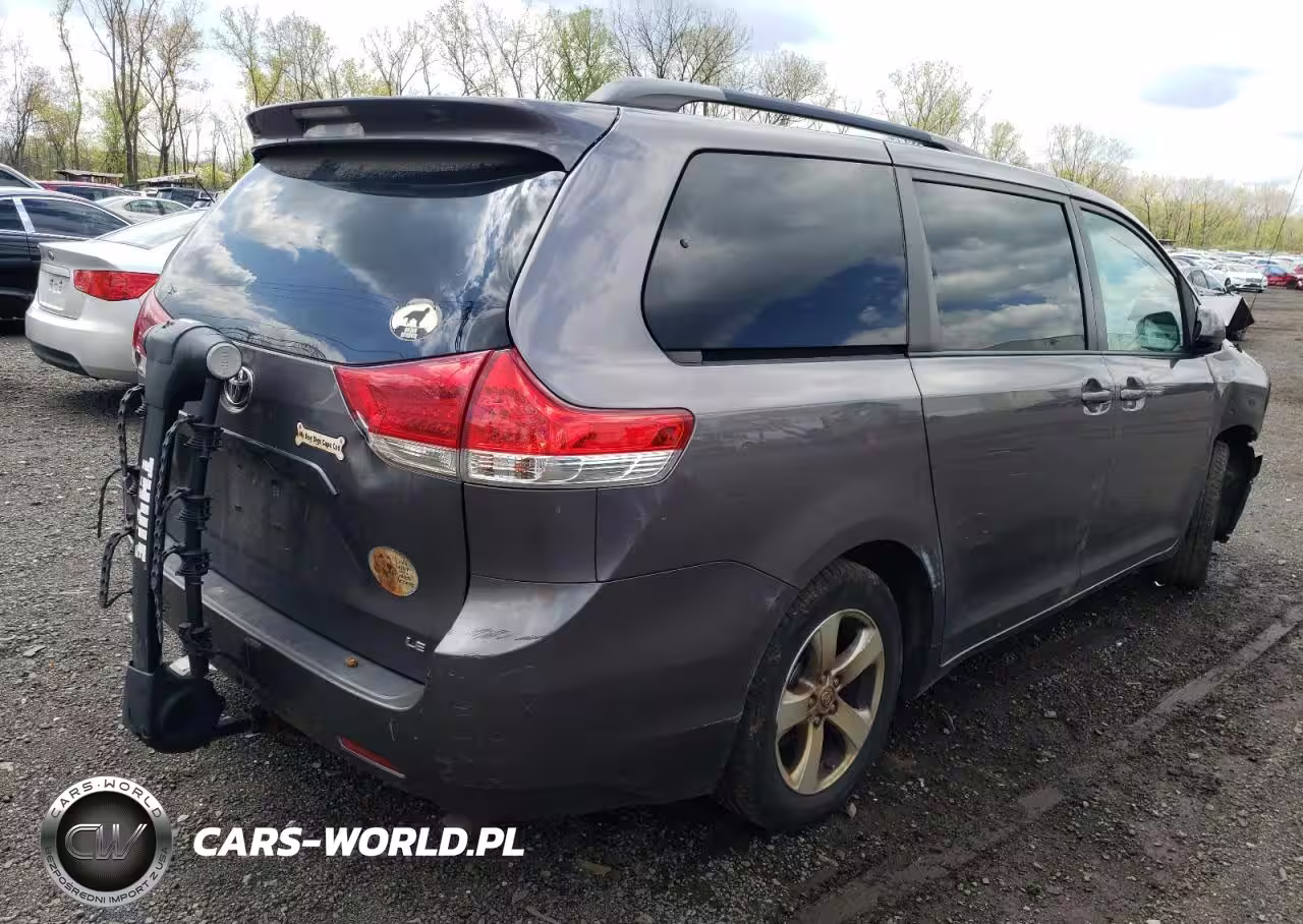 2013 Toyota Sienna Le VIN:5TDKK3DC3DS398414 - 3