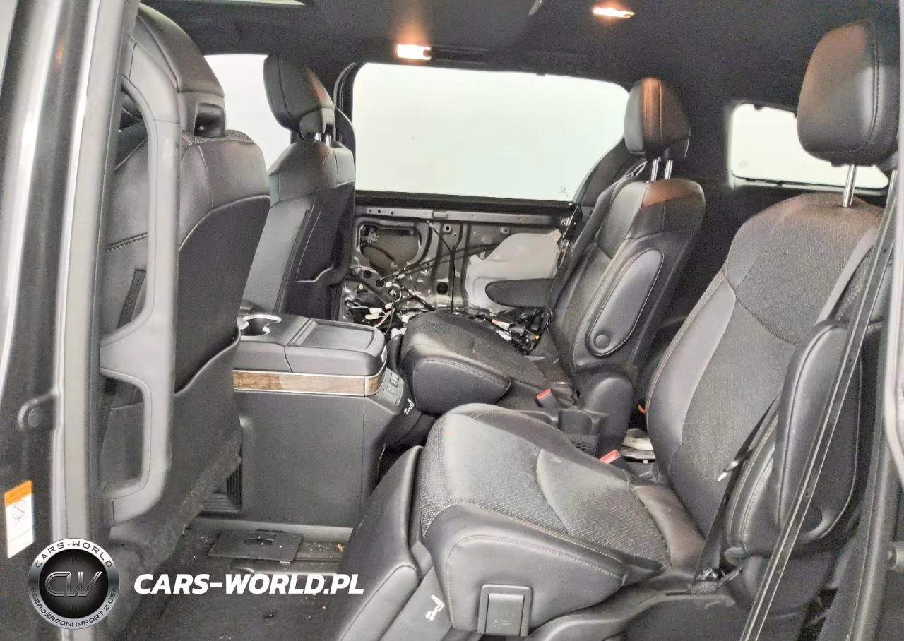 2025 Toyota Sienna Platinum 7-Passenger VIN:5TDERKEC8SS280731 - 11