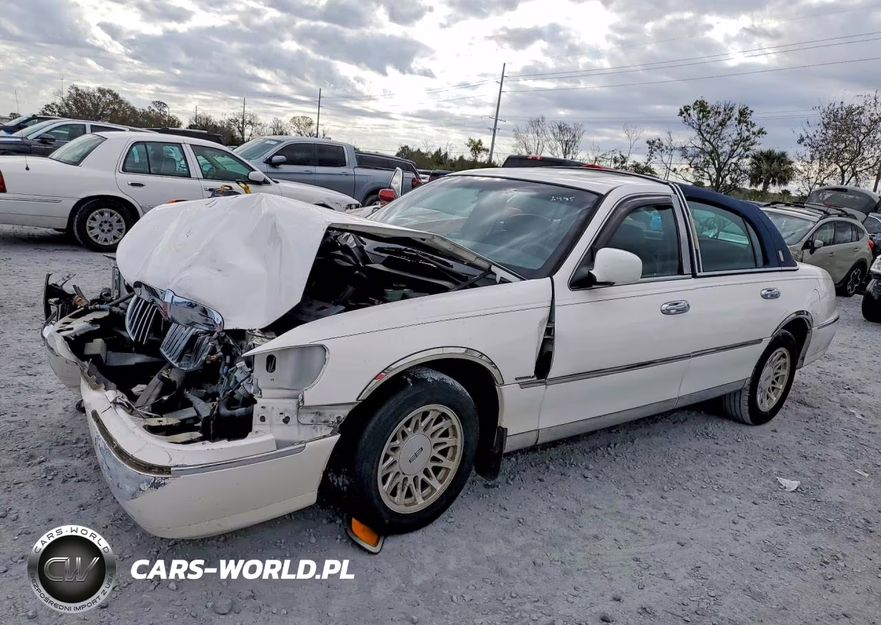 1999 Lincoln Town Car Signature