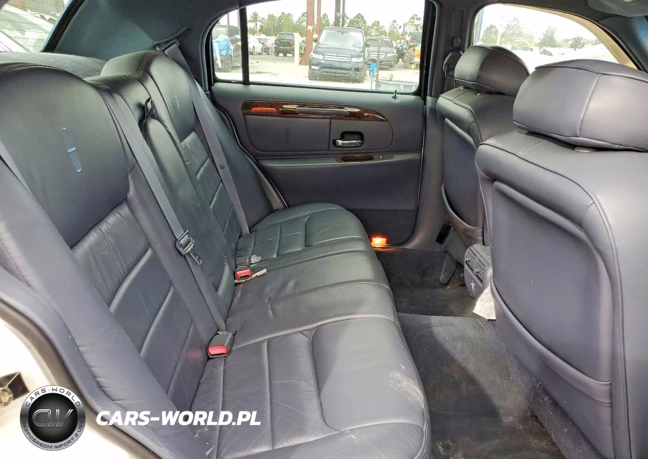 1999 Lincoln Town Car Signature VIN:1LNHM82W9XY648290 - 10