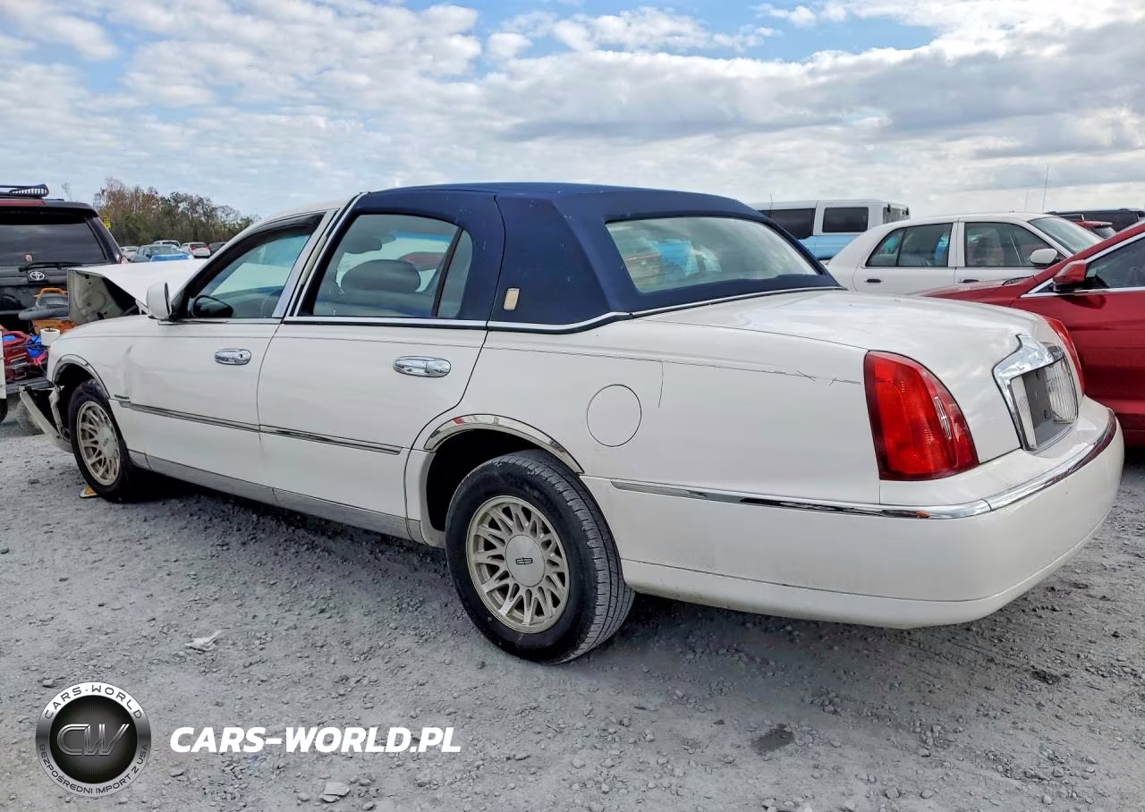 1999 Lincoln Town Car Signature VIN:1LNHM82W9XY648290 - 2