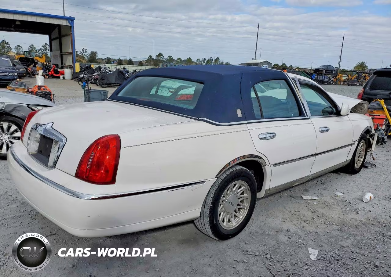 1999 Lincoln Town Car Signature VIN:1LNHM82W9XY648290 - 3