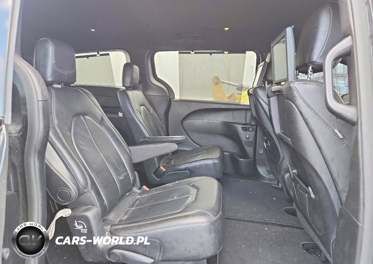 2018 Chrysler Pacifica Touring L Plus VIN:2C4RC1EG1JR237579 - 11