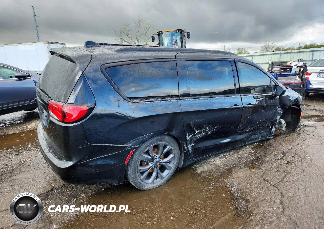 2018 Chrysler Pacifica Touring L Plus VIN:2C4RC1EG1JR237579 - 3