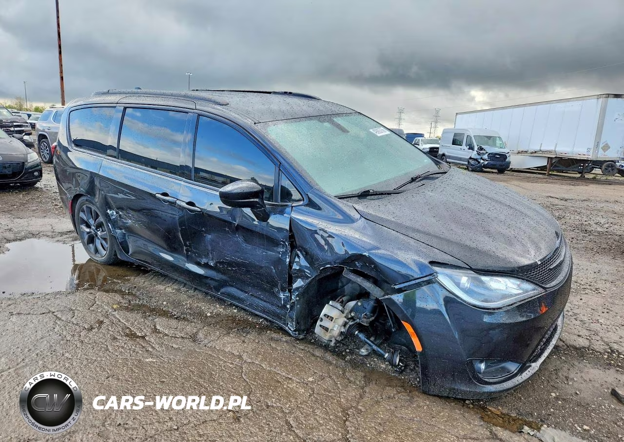 2018 Chrysler Pacifica Touring L Plus VIN:2C4RC1EG1JR237579 - 4
