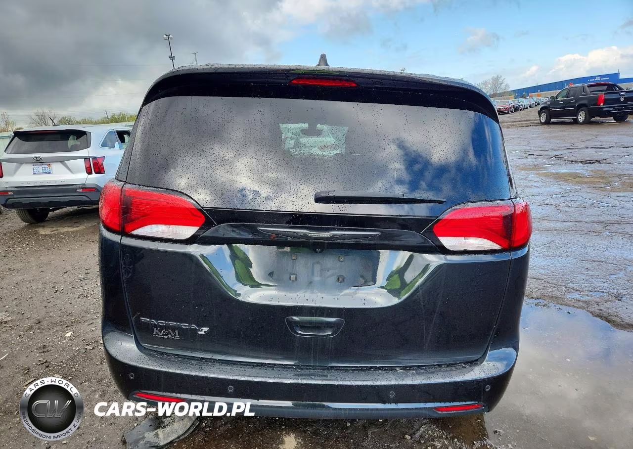 2018 Chrysler Pacifica Touring L Plus VIN:2C4RC1EG1JR237579 - 6