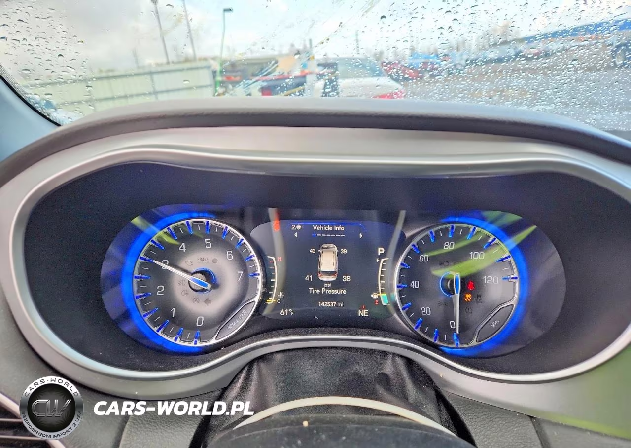 2018 Chrysler Pacifica Touring L Plus VIN:2C4RC1EG1JR237579 - 9