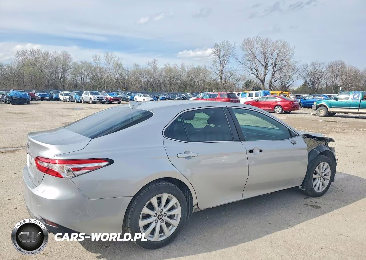 2019 Toyota Camry Le VIN:4T1B11HK1KU226332 - 3