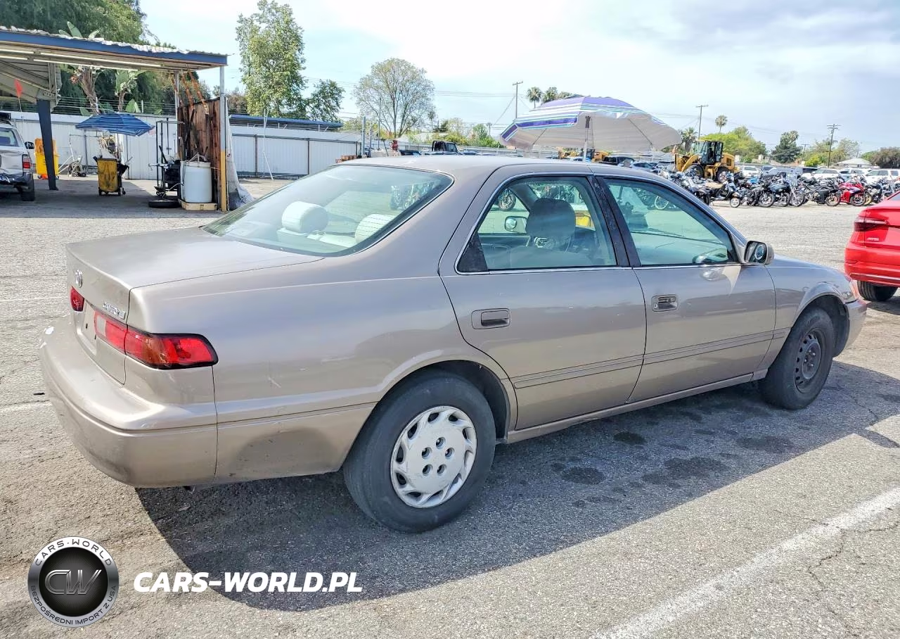 1999 Toyota Camry Le VIN:4T1BG22K9XU864364 - 3