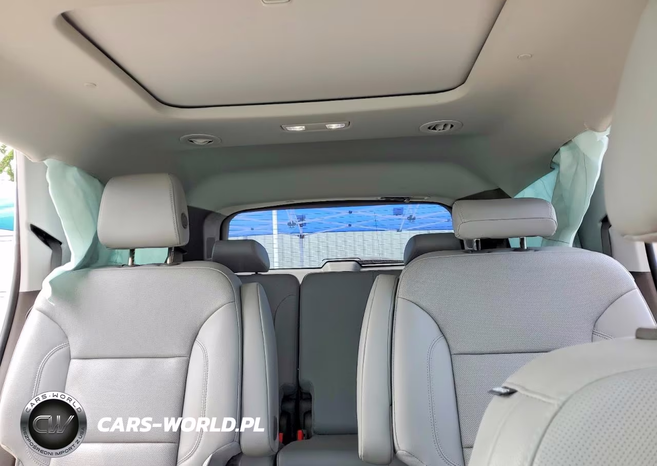 2018 Chevrolet Traverse Premier VIN:1GNERKKW8JJ115389 - 10