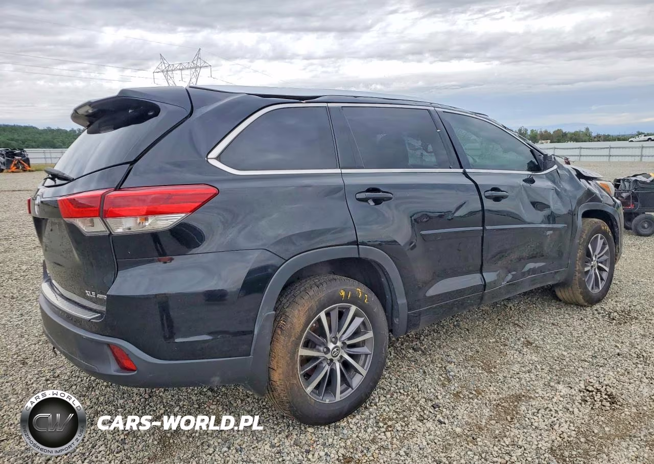 2018 Toyota Highlander Xle VIN:5TDJZRFH0JS820959 - 3