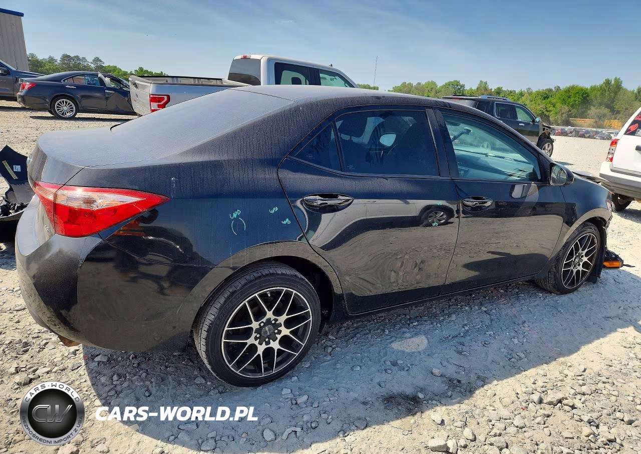 2018 Toyota Corolla Le VIN:5YFBURHE7JP744476 - 3