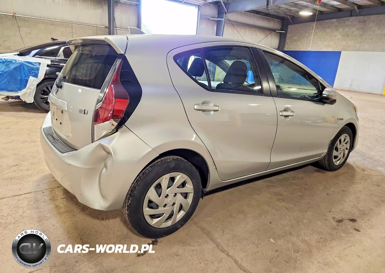 2015 Toyota Prius C Three VIN:JTDKDTB31F1107034 - 3