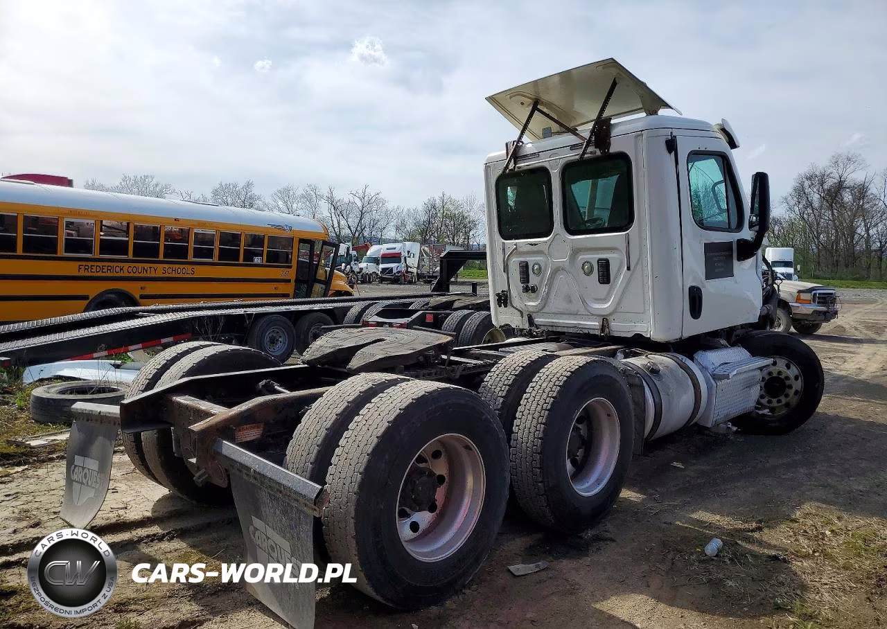 2015 Freightliner Cascadia 125 VIN:3AKJGEDV2FSGB5803 - 4