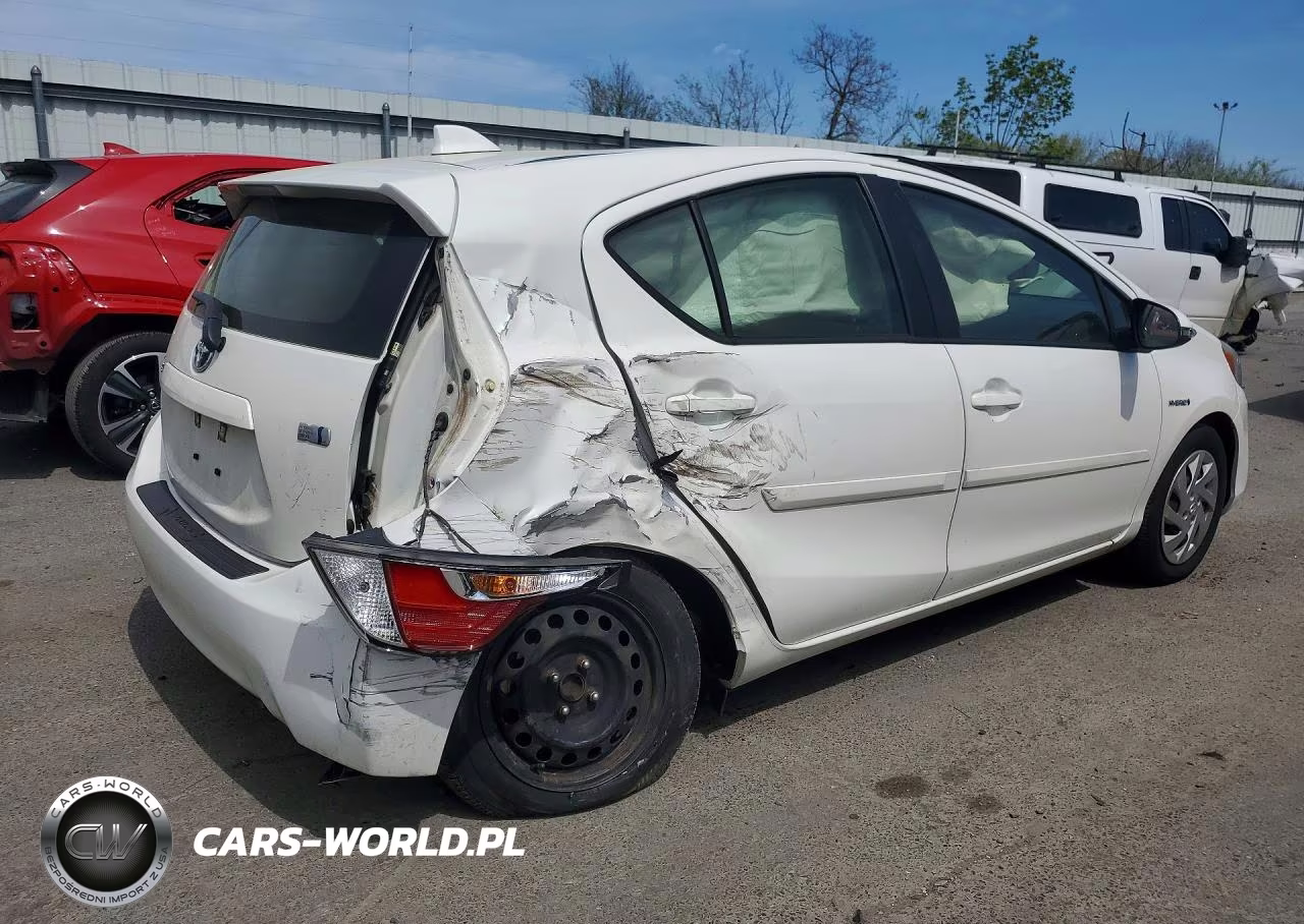 2015 Toyota Prius C Two VIN:JTDKDTB33F1576559 - 3