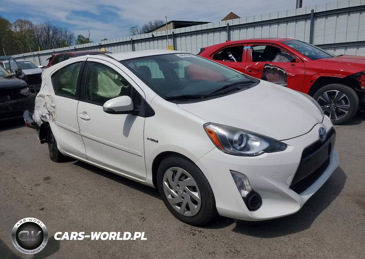 2015 Toyota Prius C Two VIN:JTDKDTB33F1576559 - 4
