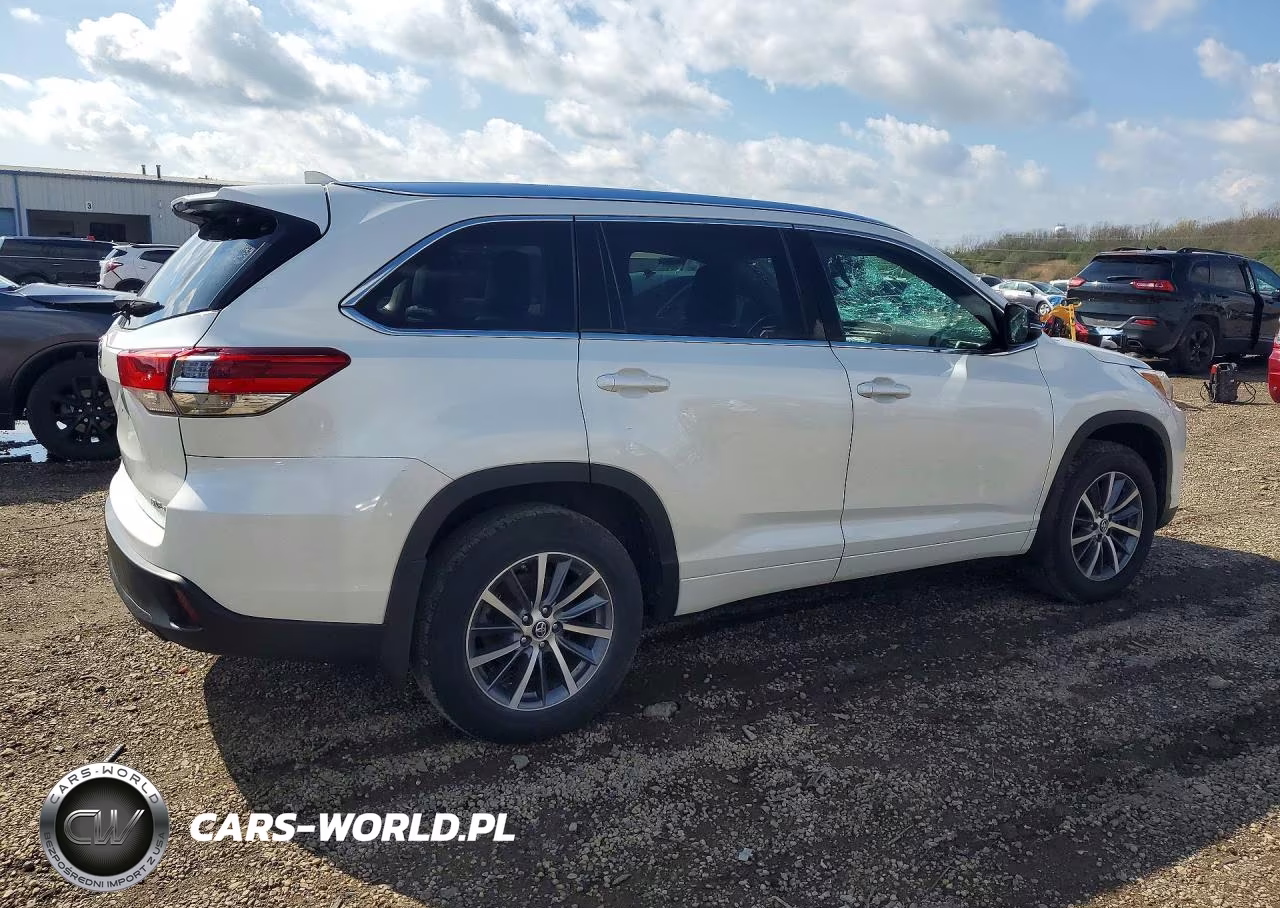 2018 Toyota Highlander Xle VIN:5TDJZRFH0JS525747 - 3