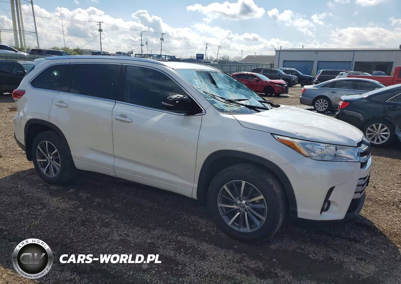 2018 Toyota Highlander Xle VIN:5TDJZRFH0JS525747 - 4