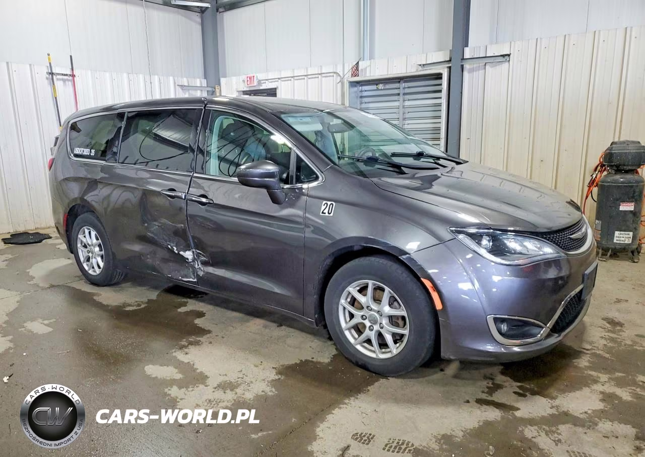 2020 Chrysler Pacifica Touring VIN:2C4RC1FG2LR158732 - 4