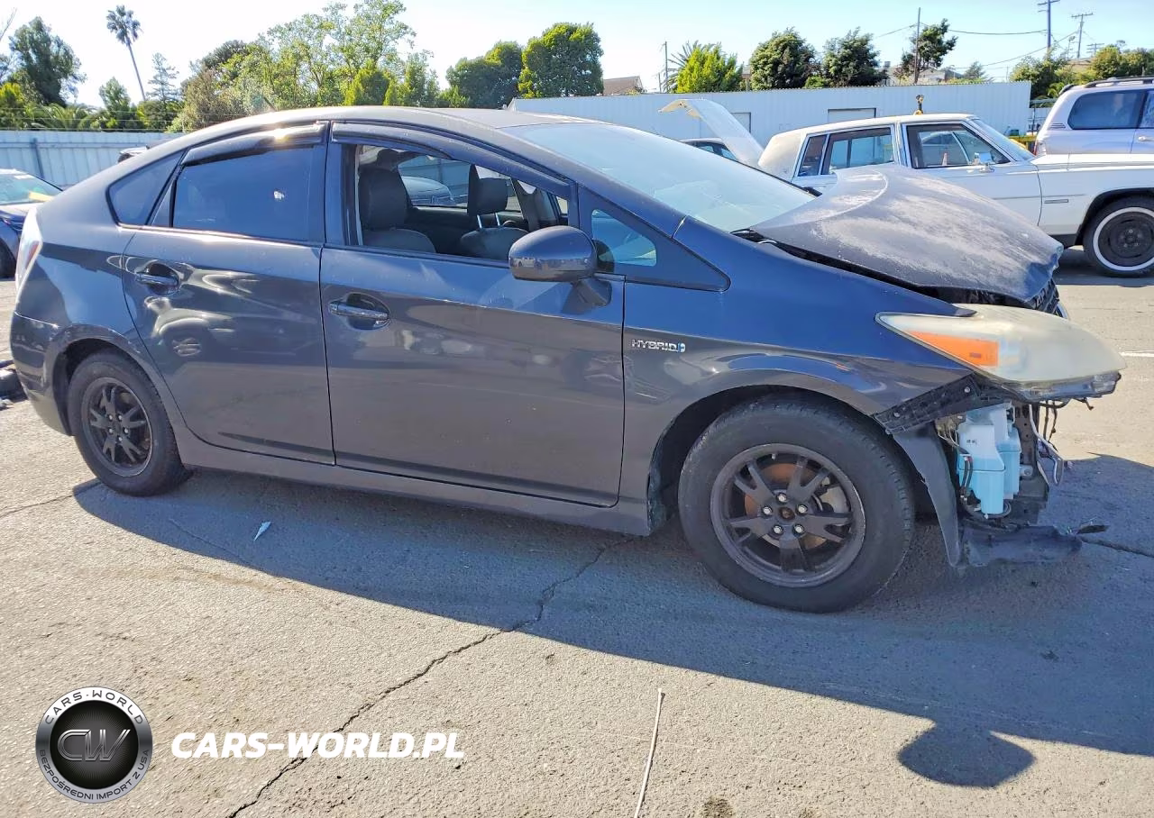 2013 Toyota Prius Four VIN:JTDKN3DUXD1643142 - 4