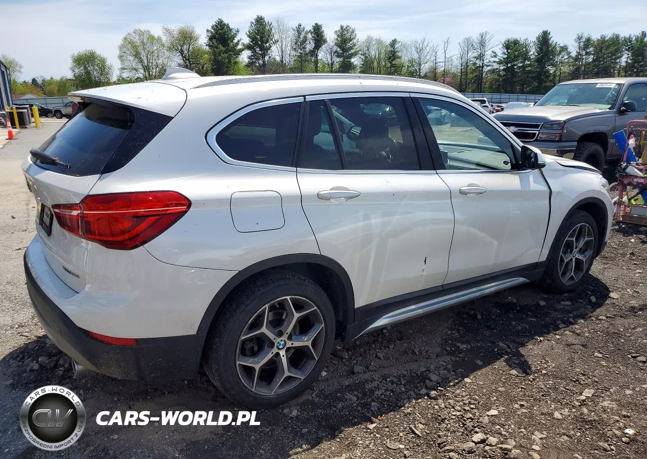 2018 BMW X1 xDrive28I VIN:WBXHT3C31J5L28455 - 3