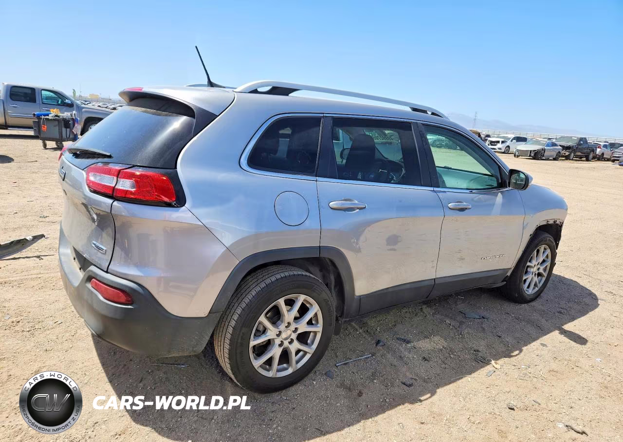 2017 Jeep Cherokee Latitude VIN:1C4PJLCBXHW573040 - 3