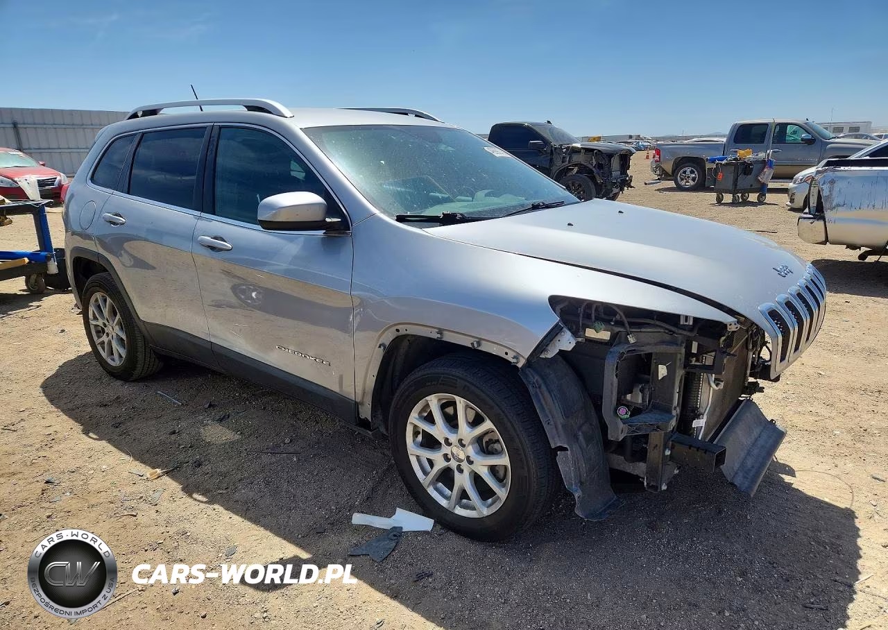 2017 Jeep Cherokee Latitude VIN:1C4PJLCBXHW573040 - 4