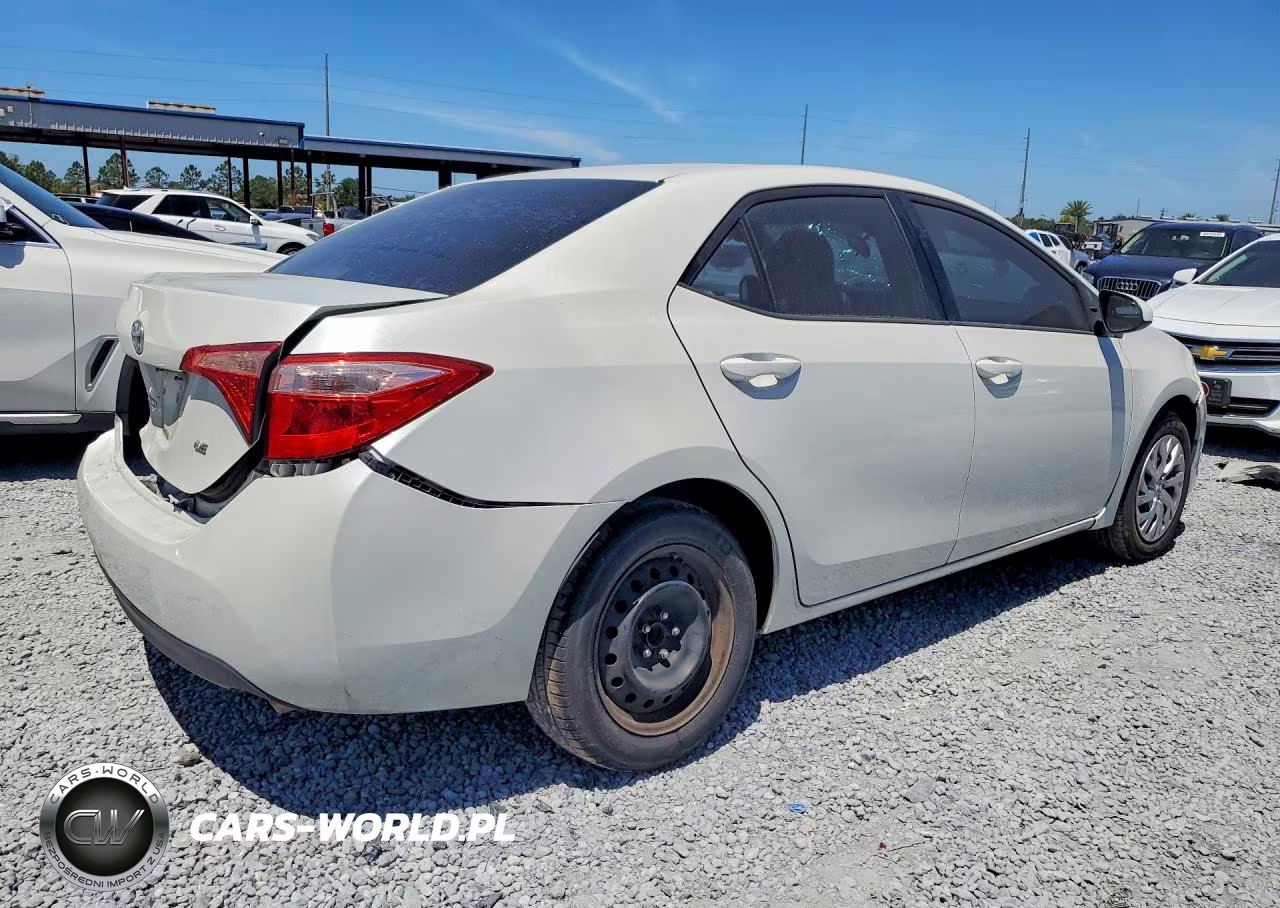 2018 Toyota Corolla Le VIN:5YFBURHE1JP823318 - 3