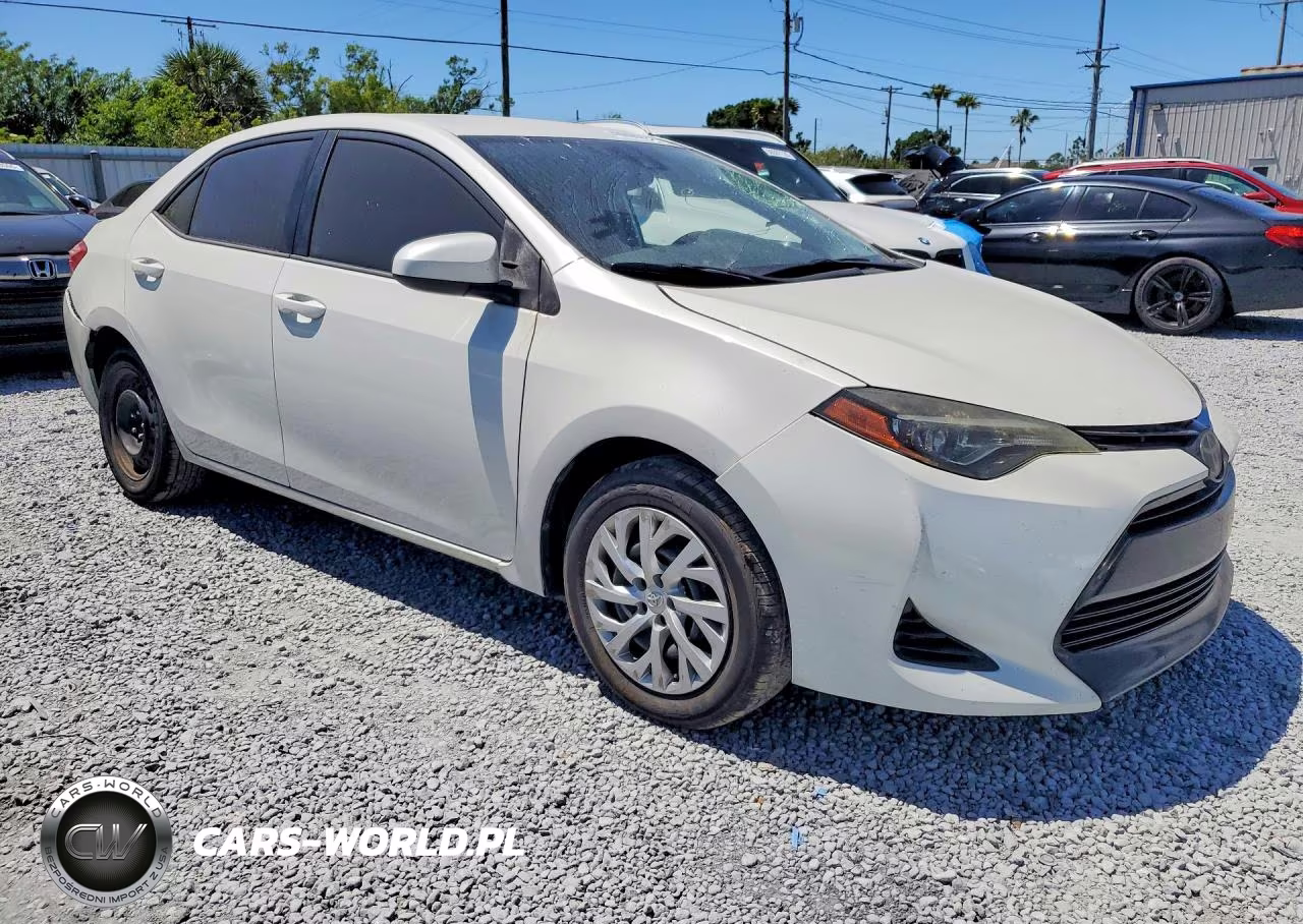 2018 Toyota Corolla Le VIN:5YFBURHE1JP823318 - 4