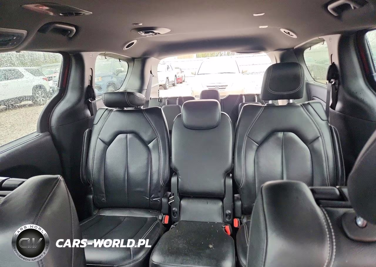 2019 Chrysler Pacifica Touring L Plus VIN:2C4RC1EG6KR548474 - 10