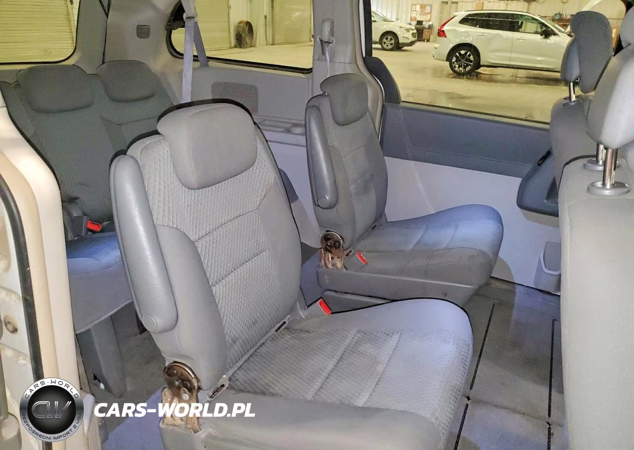 2010 Chrysler Town & Country Touring VIN:2A4RR5D15AR478770 - 11