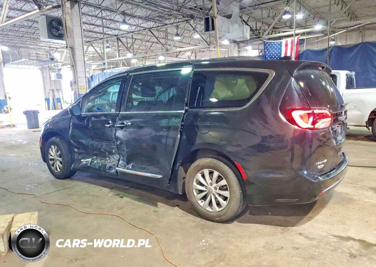 2019 Chrysler Pacifica Touring L VIN:2C4RC1BG9KR704737 - 2