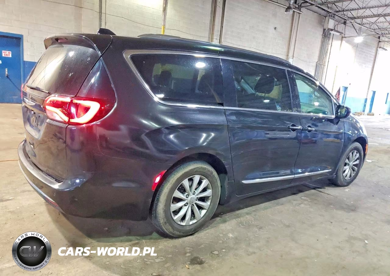 2019 Chrysler Pacifica Touring L VIN:2C4RC1BG9KR704737 - 3
