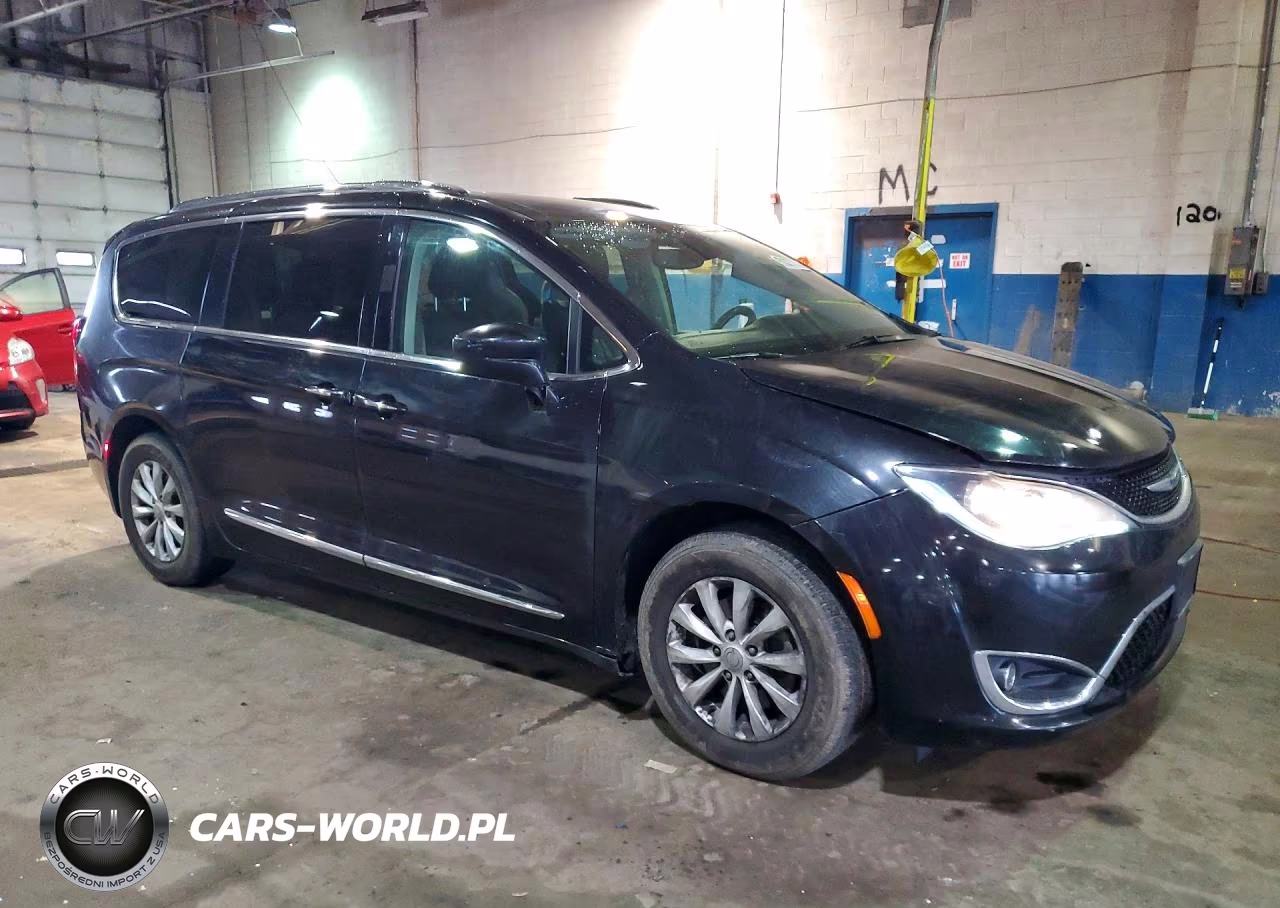 2019 Chrysler Pacifica Touring L VIN:2C4RC1BG9KR704737 - 4