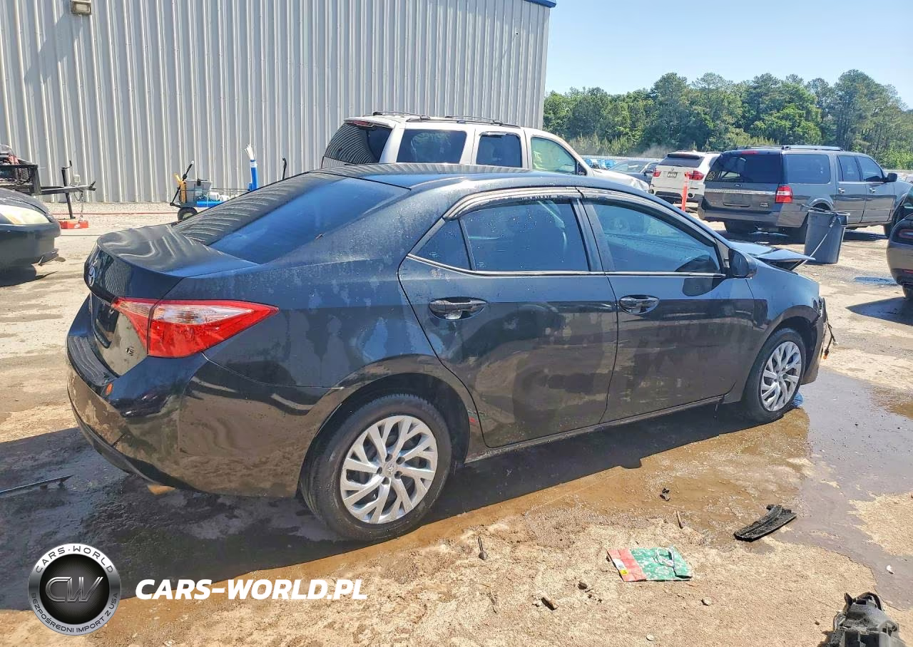 2018 Toyota Corolla Le VIN:5YFBURHE4JP770842 - 3