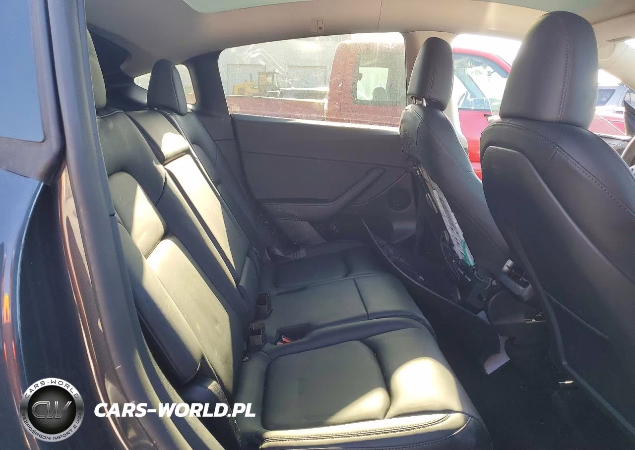 2024 Tesla Model Y VIN:7SAYGAEE5RF064092 - 10