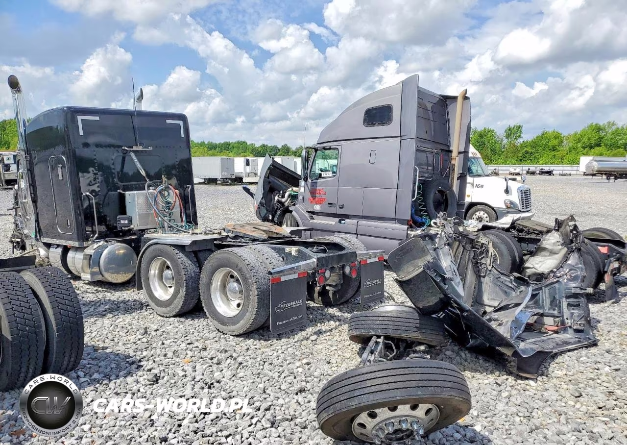 2025 Peterbilt 587 Semi Truck VIN:1XPED49X1SD741639 - 3