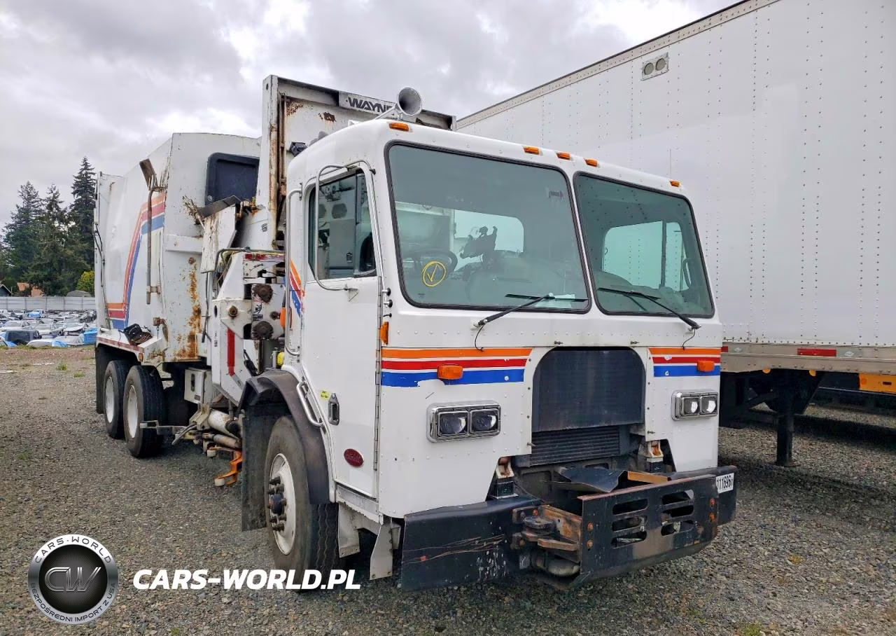 2009 Peterbilt 320 Refuse Truck