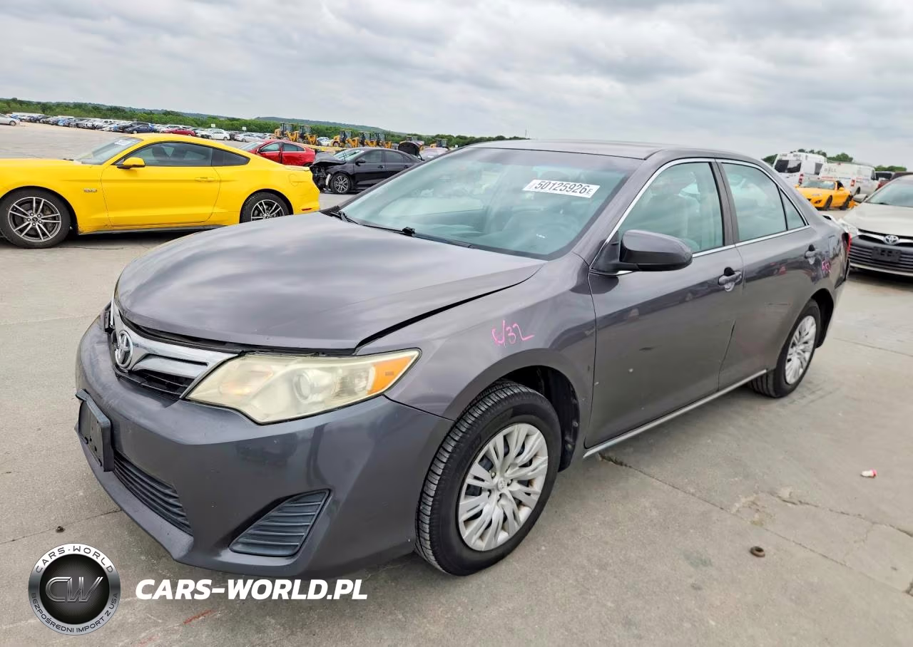 2014 Toyota Camry Le – zdjęcie 1 z 12