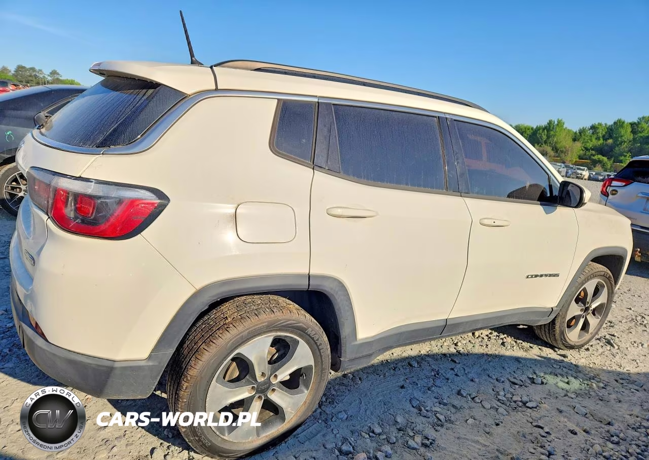 2018 Jeep Compass Latitude VIN:3C4NJDBB7JT144318 - 3