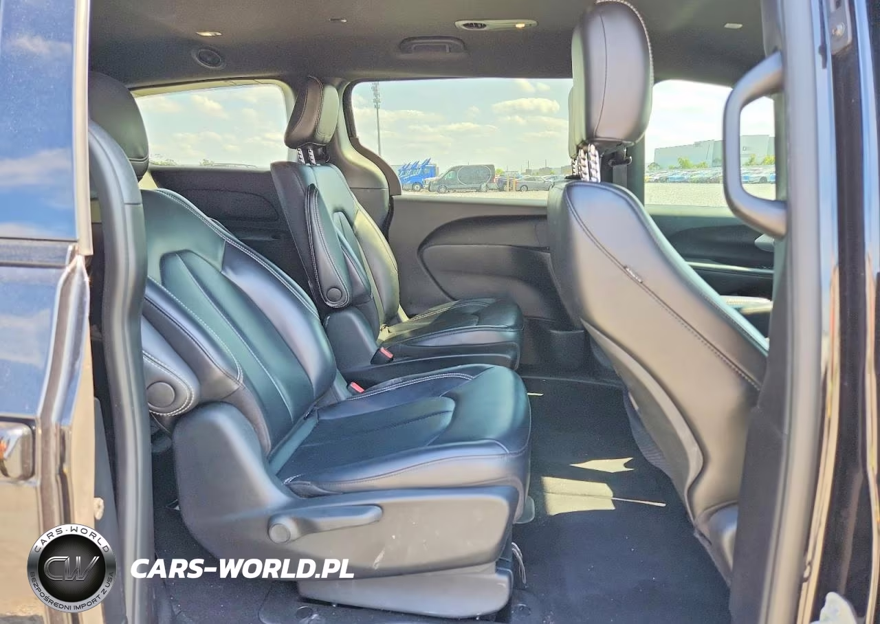 2023 Chrysler Pacifica Hybrid Touring L VIN:2C4RC1L70PR501743 - 11