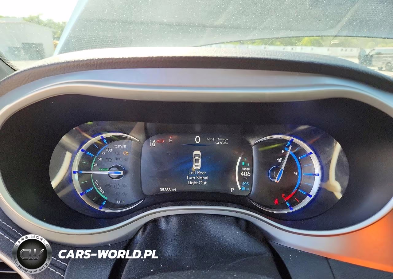 2023 Chrysler Pacifica Hybrid Touring L VIN:2C4RC1L70PR501743 - 9