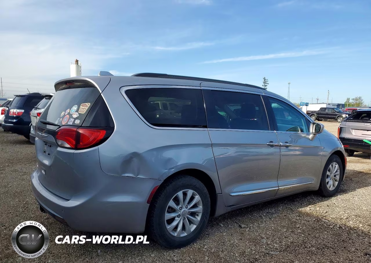 2017 Chrysler Pacifica Touring L VIN:2C4RC1BG2HR770670 - 3