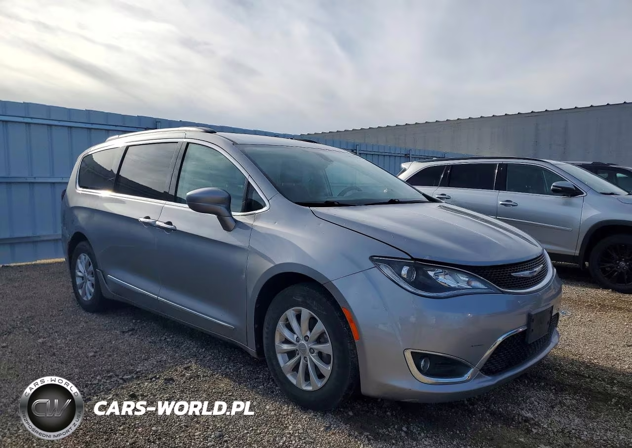 2017 Chrysler Pacifica Touring L VIN:2C4RC1BG2HR770670 - 4