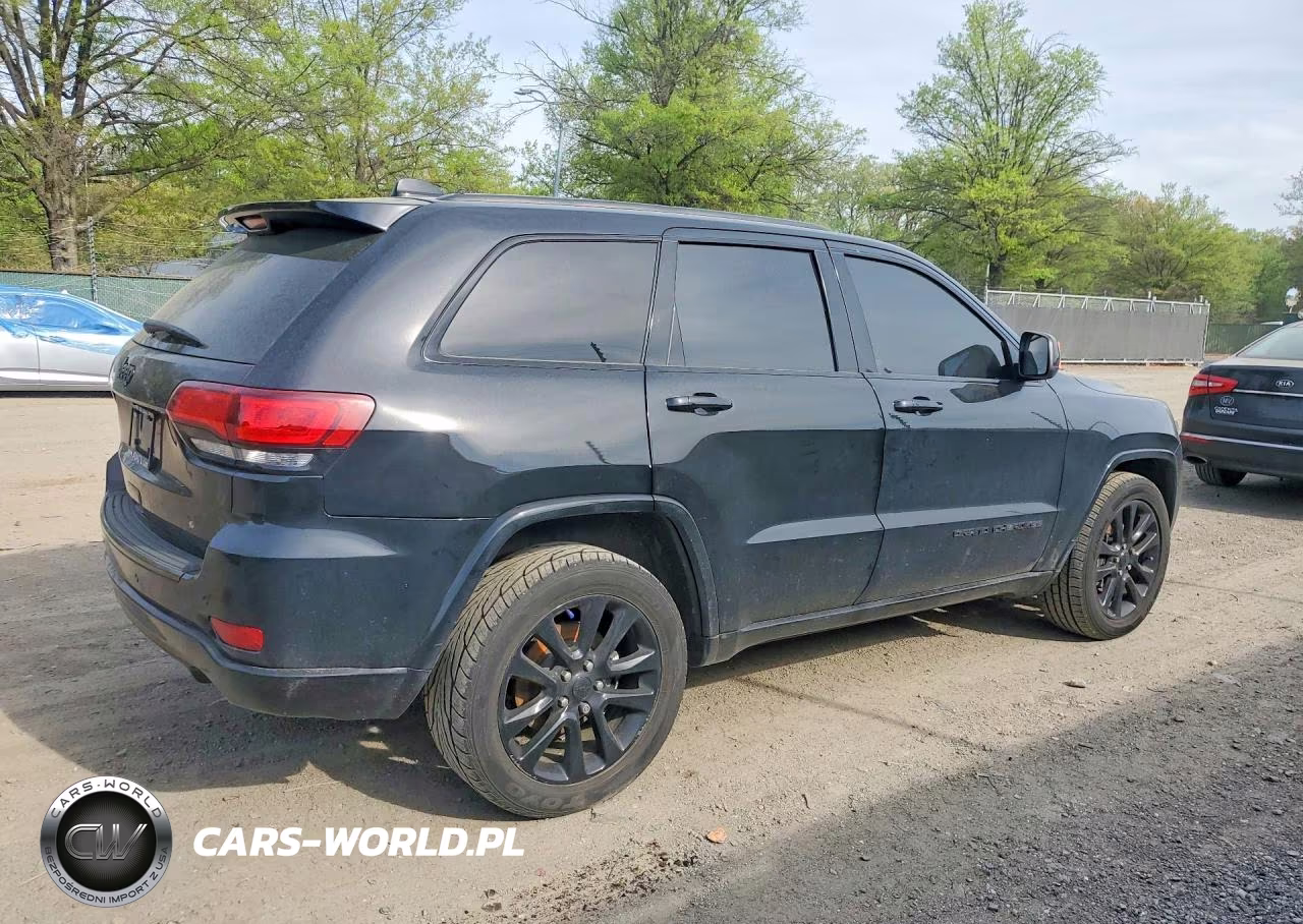 2018 Jeep Grand Cherokee Laredo VIN:1C4RJFAGXJC387529 - 3