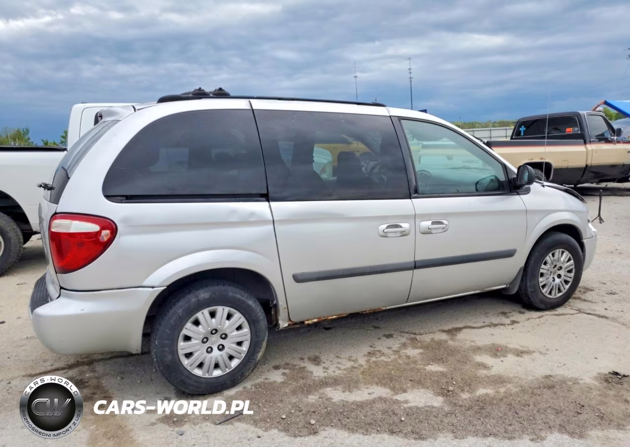 2005 Chrysler Town & Country VIN:1C4GP45R15B330072 - 3