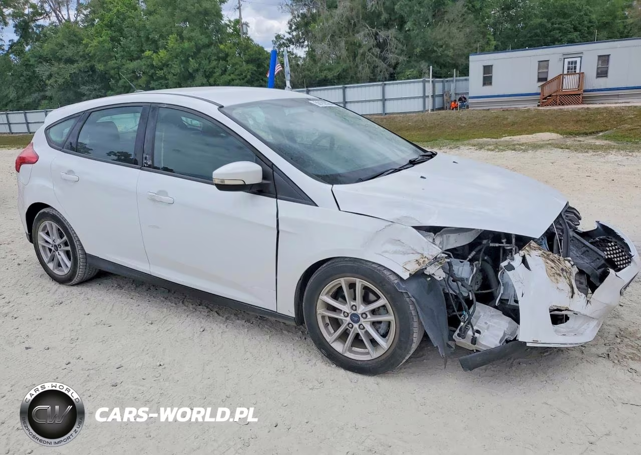 2017 Ford Focus Se VIN:1FADP3K29HL331334 - 4