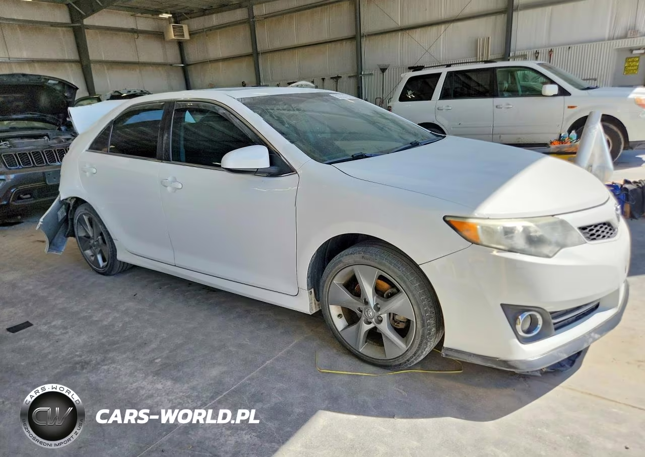 2014 Toyota Camry Se Sport VIN:4T1BF1FK9EU323142 - 4