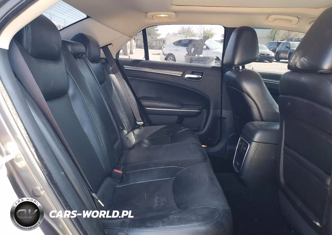 2019 Chrysler 300 Touring VIN:2C3CCAAG8KH676026 - 10
