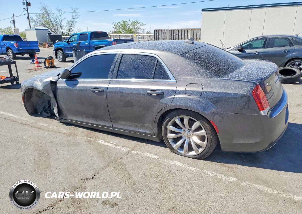 2019 Chrysler 300 Touring VIN:2C3CCAAG8KH676026 - 2